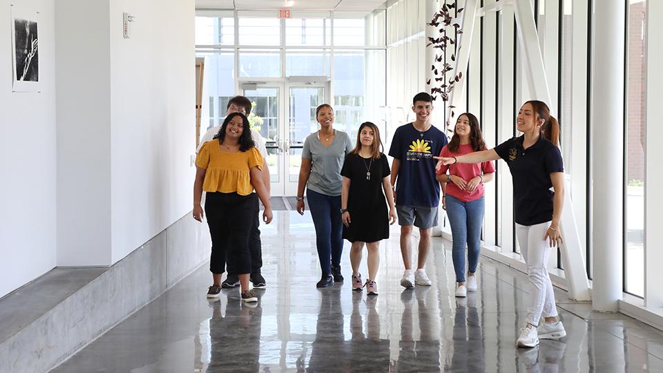 a campus representative gives a tour of the Fine Arts and Design Building at 赌钱app可以微信提现